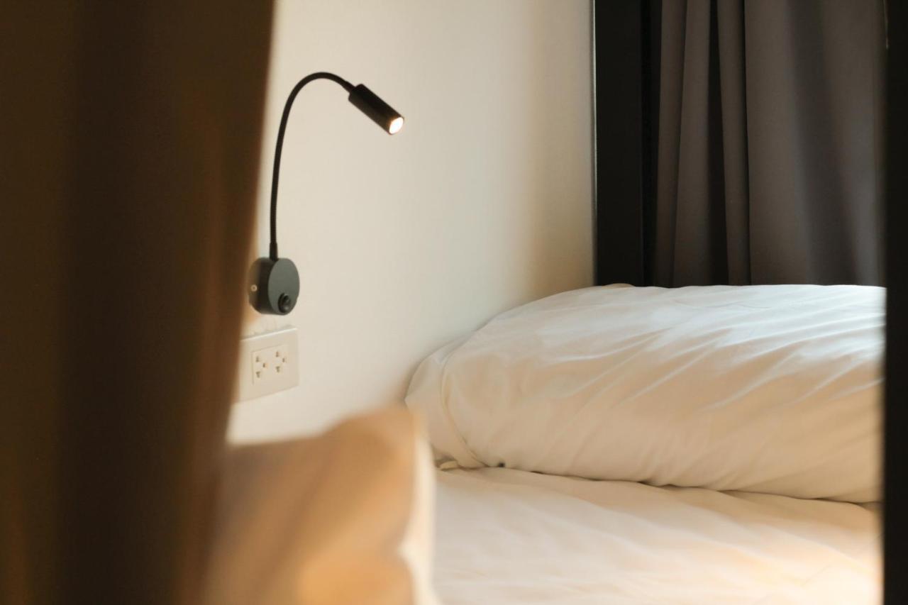 Fishtail Hostel Phuket Карон Экстерьер фото
